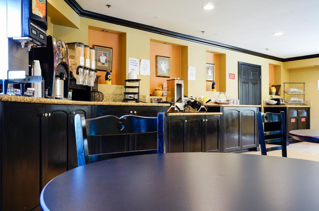 Ramada By Wyndham Ontario Hotell Eksteriør bilde