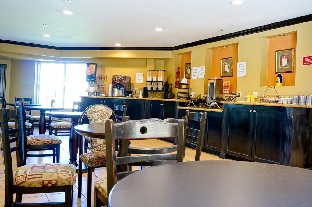 Ramada By Wyndham Ontario Hotell Eksteriør bilde