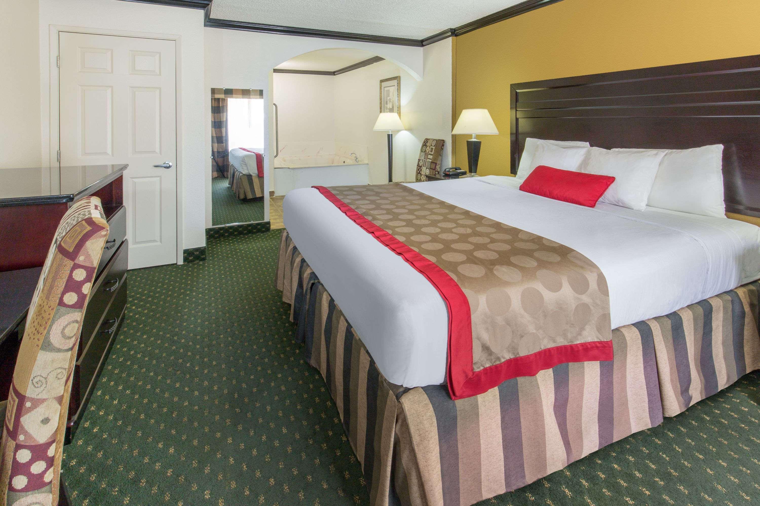 Ramada By Wyndham Ontario Hotell Eksteriør bilde