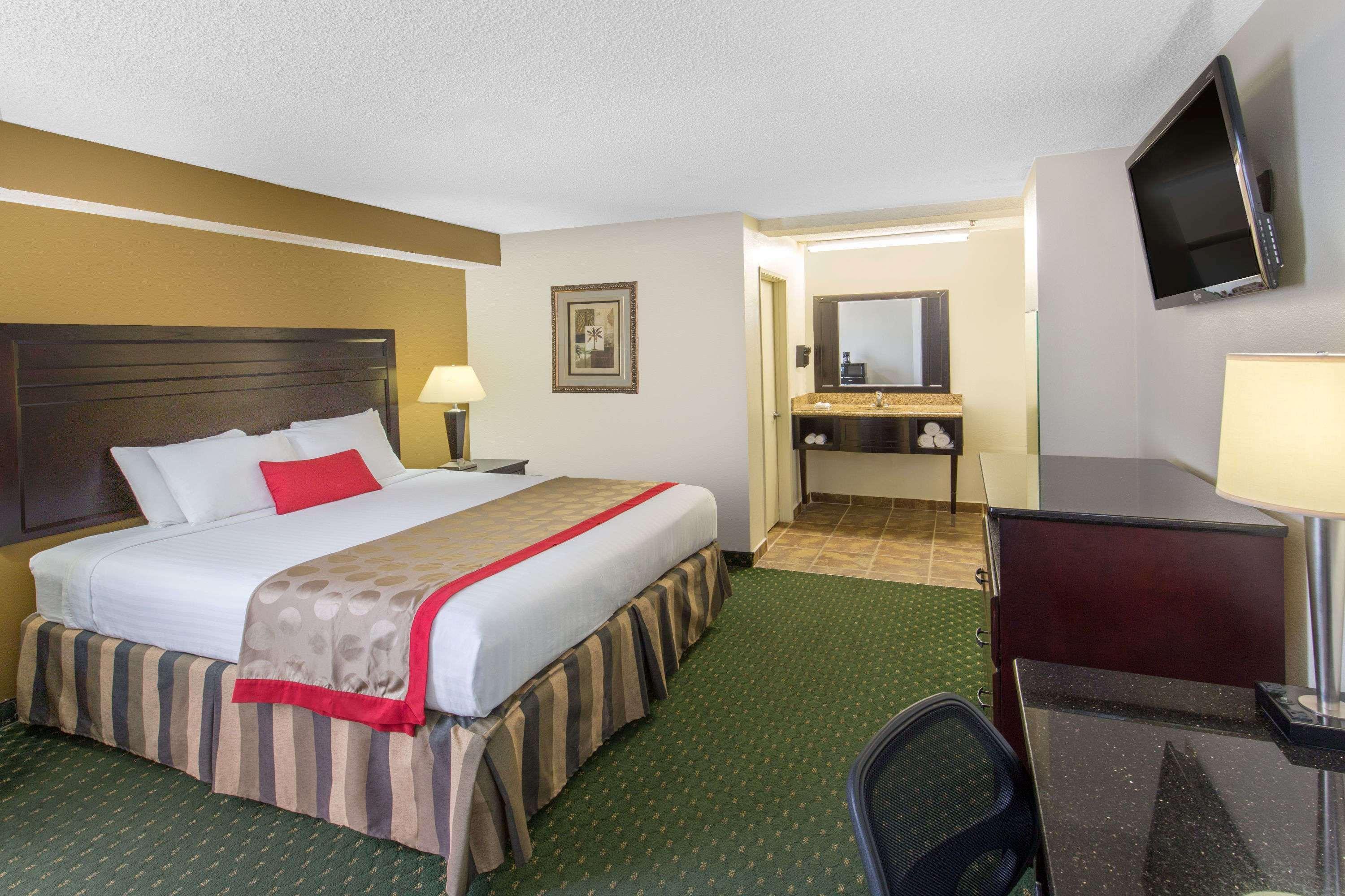 Ramada By Wyndham Ontario Hotell Eksteriør bilde