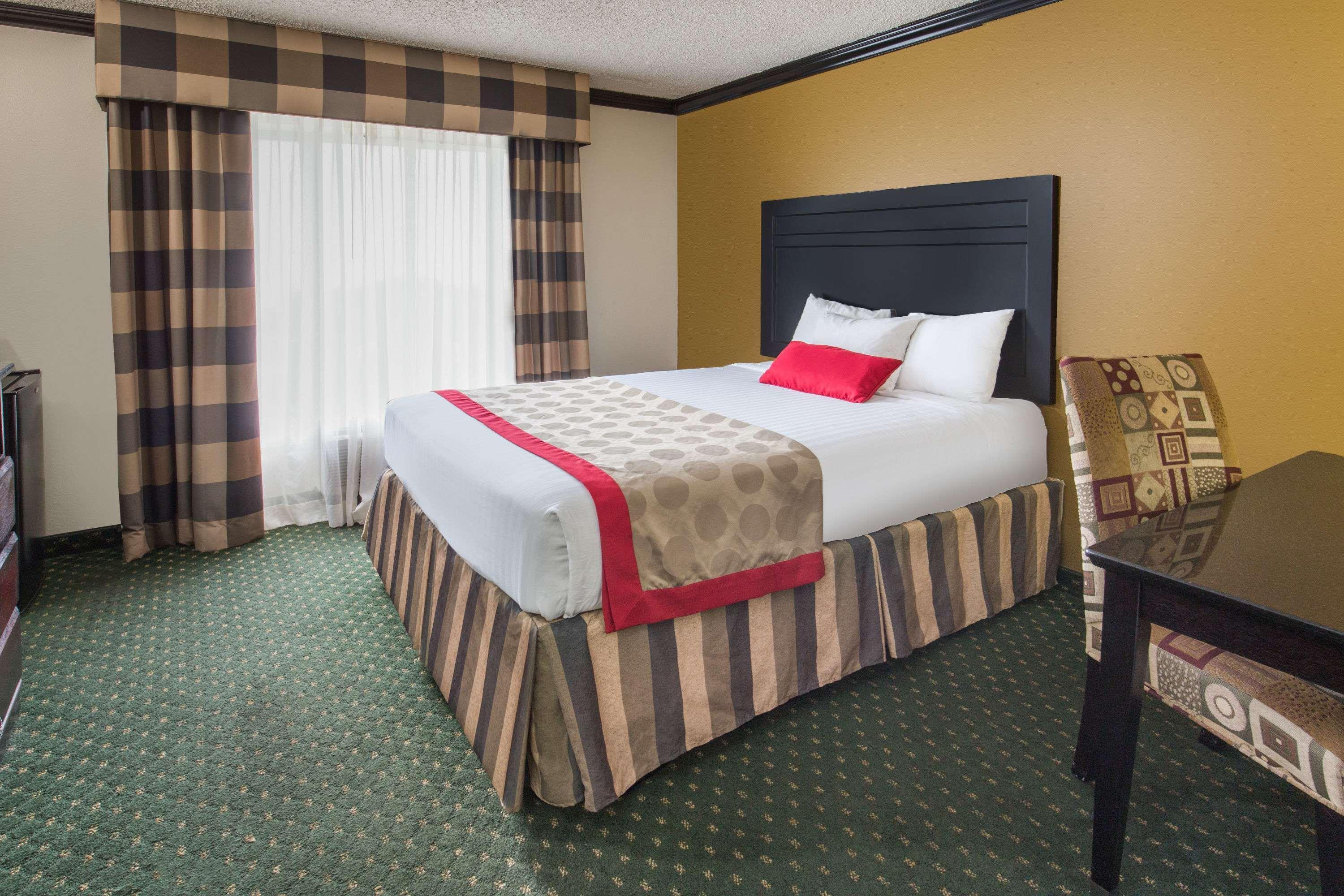 Ramada By Wyndham Ontario Hotell Eksteriør bilde