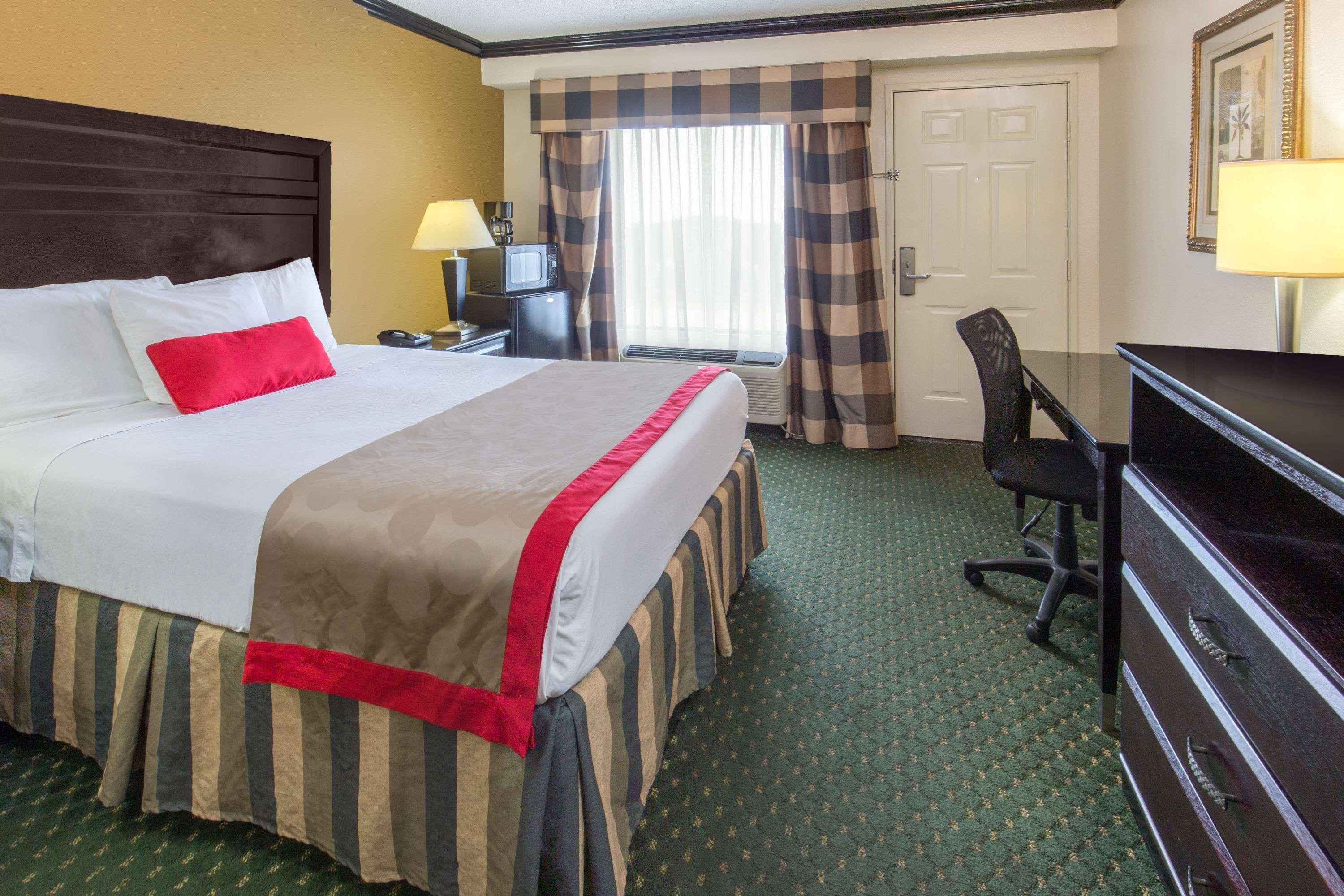 Ramada By Wyndham Ontario Hotell Eksteriør bilde
