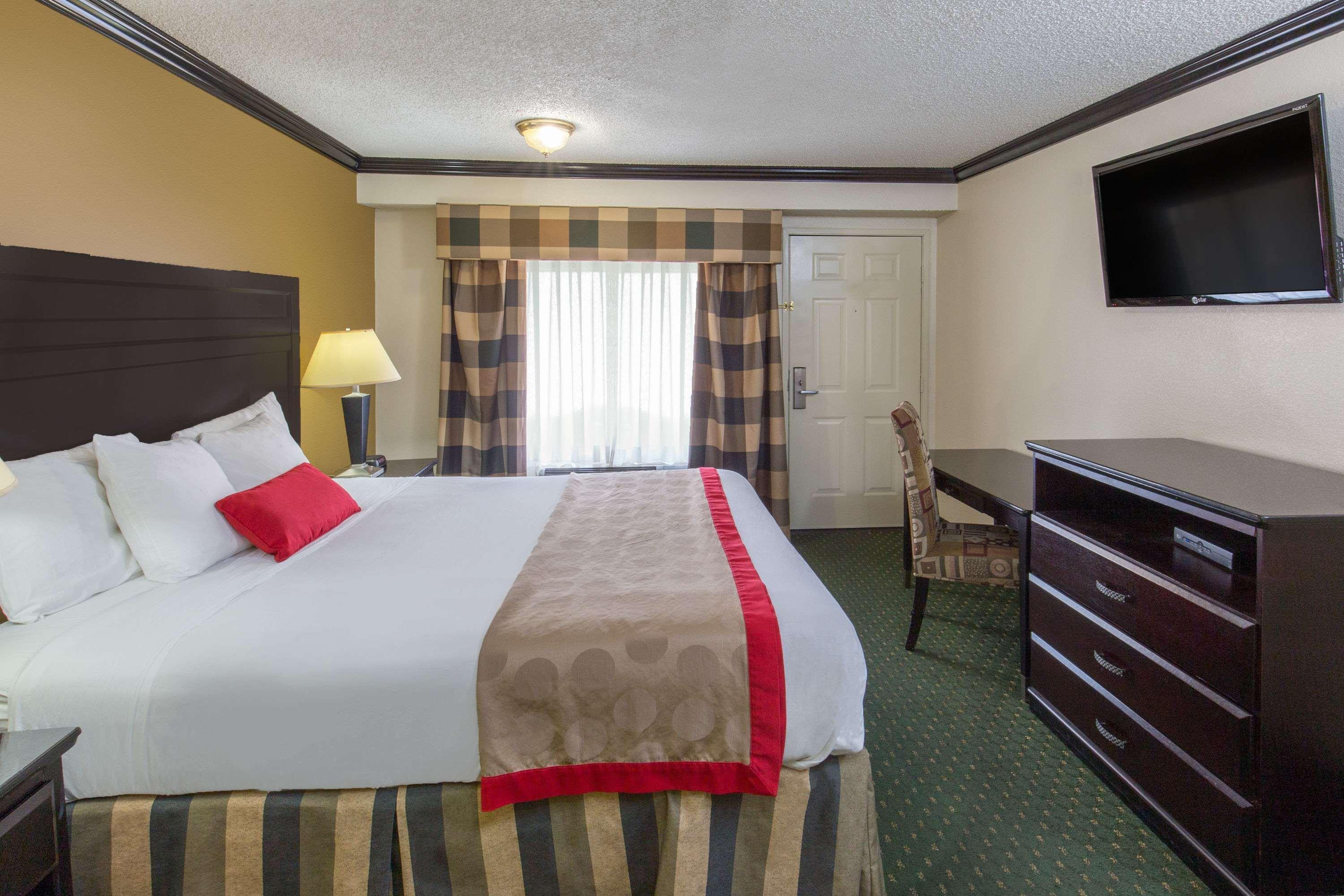Ramada By Wyndham Ontario Hotell Eksteriør bilde