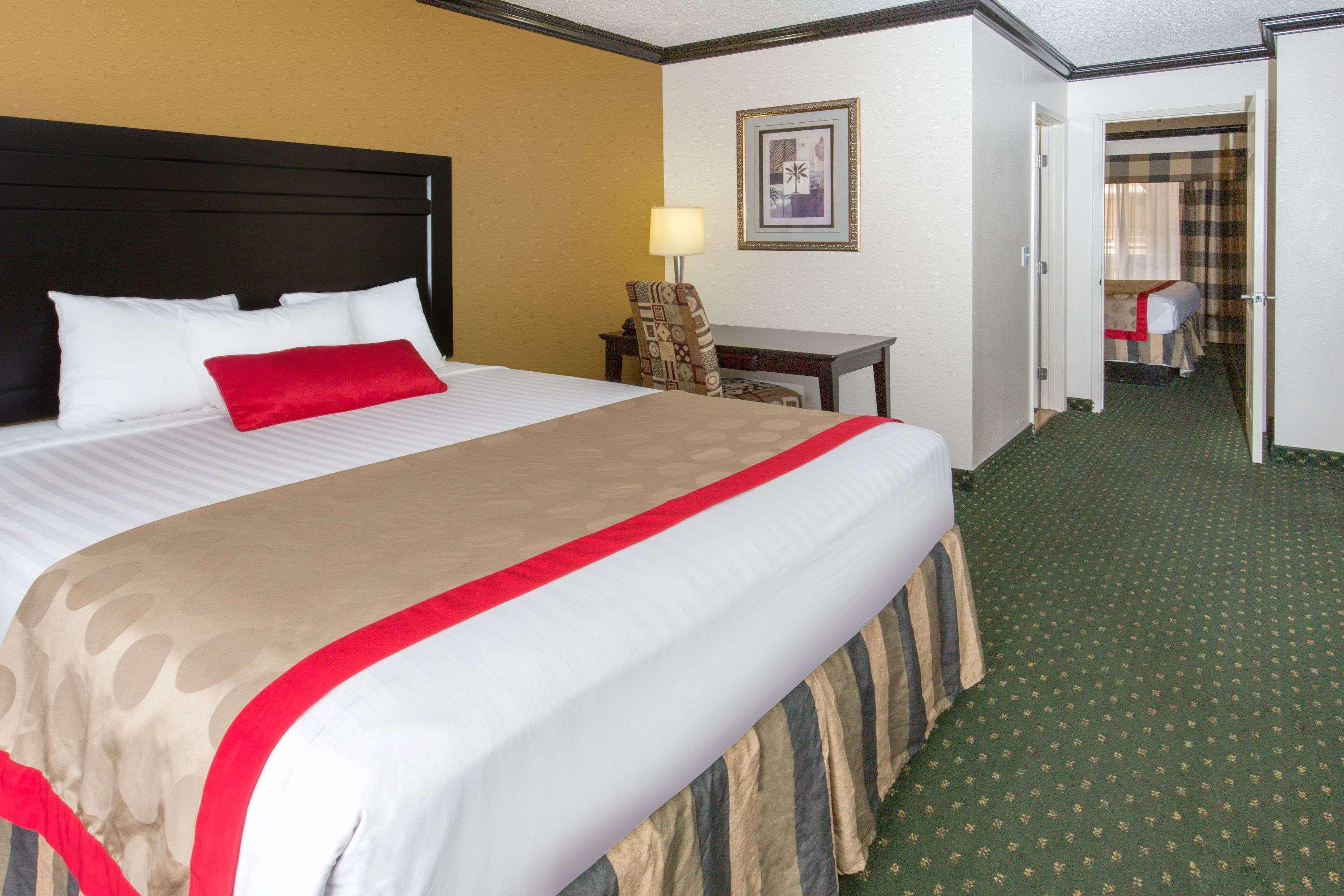 Ramada By Wyndham Ontario Hotell Eksteriør bilde