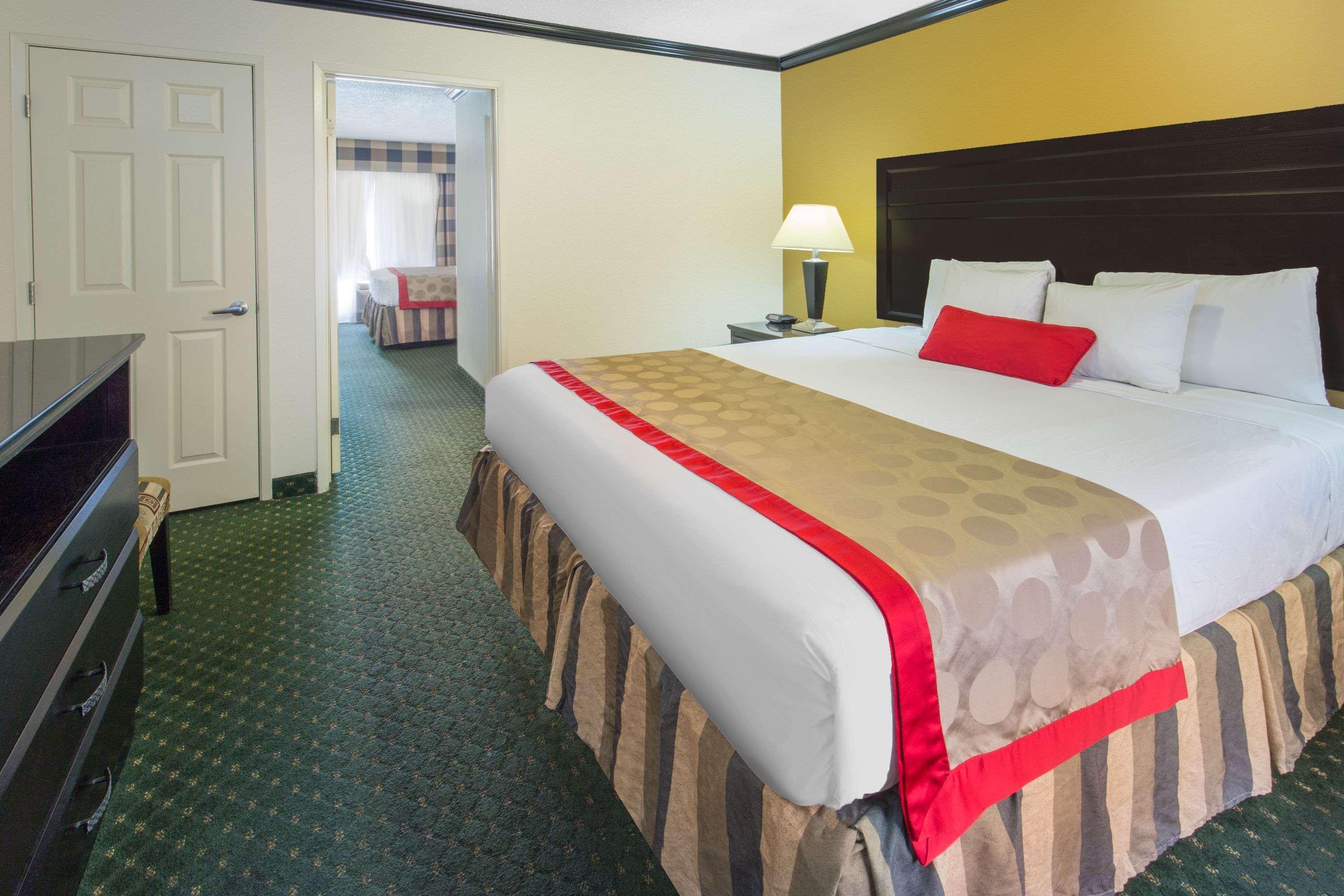 Ramada By Wyndham Ontario Hotell Eksteriør bilde