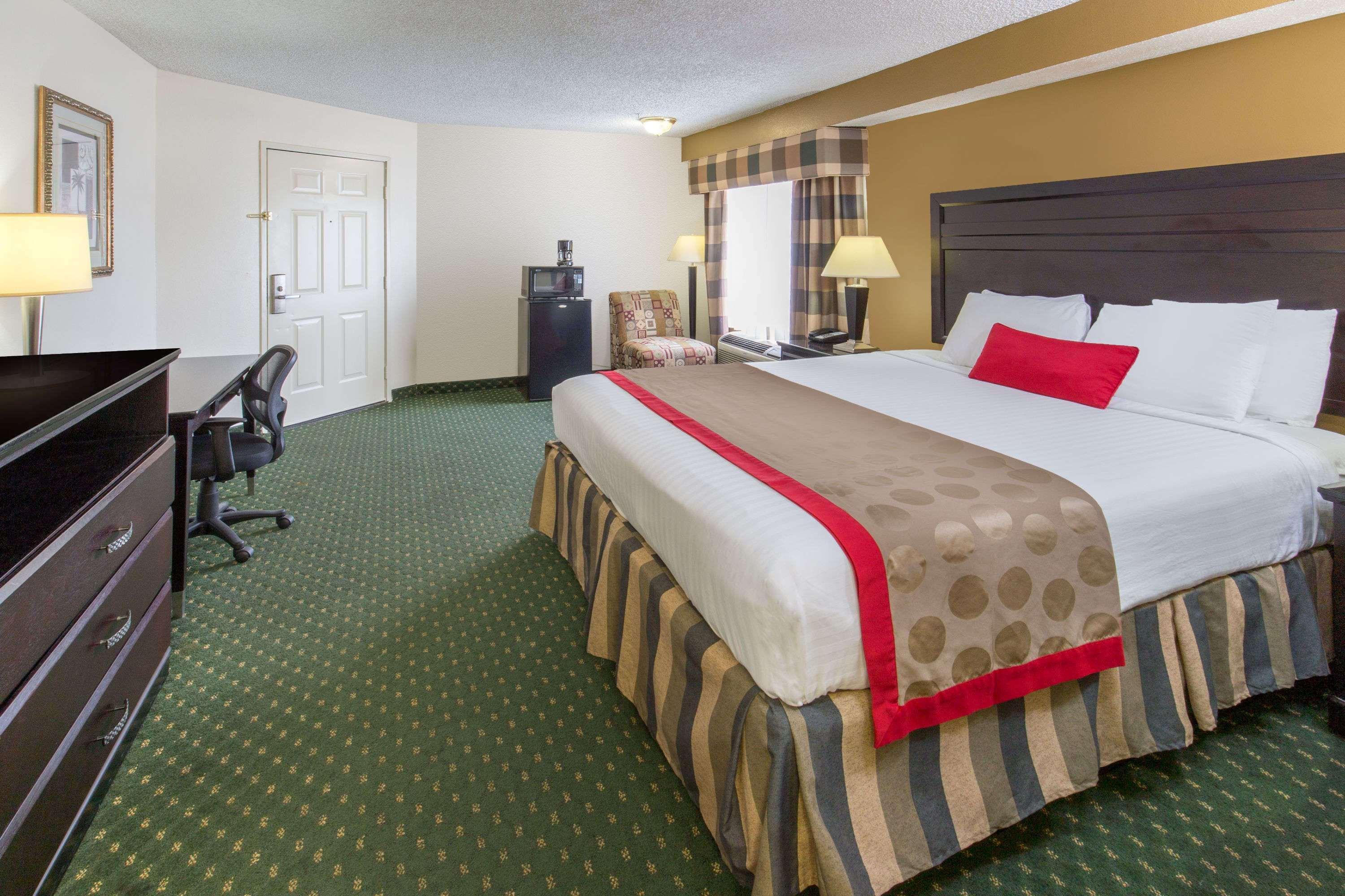Ramada By Wyndham Ontario Hotell Eksteriør bilde
