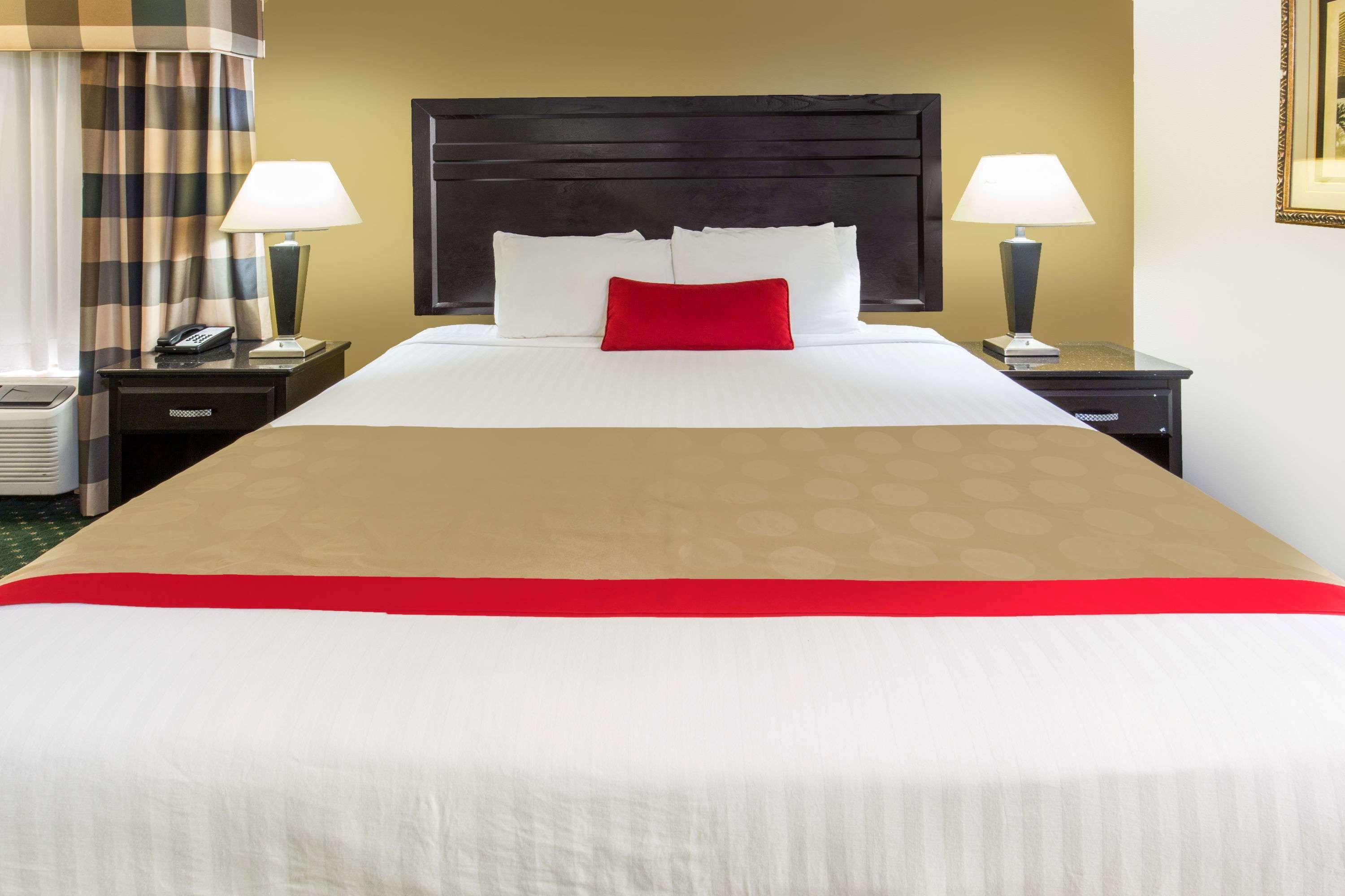 Ramada By Wyndham Ontario Hotell Eksteriør bilde