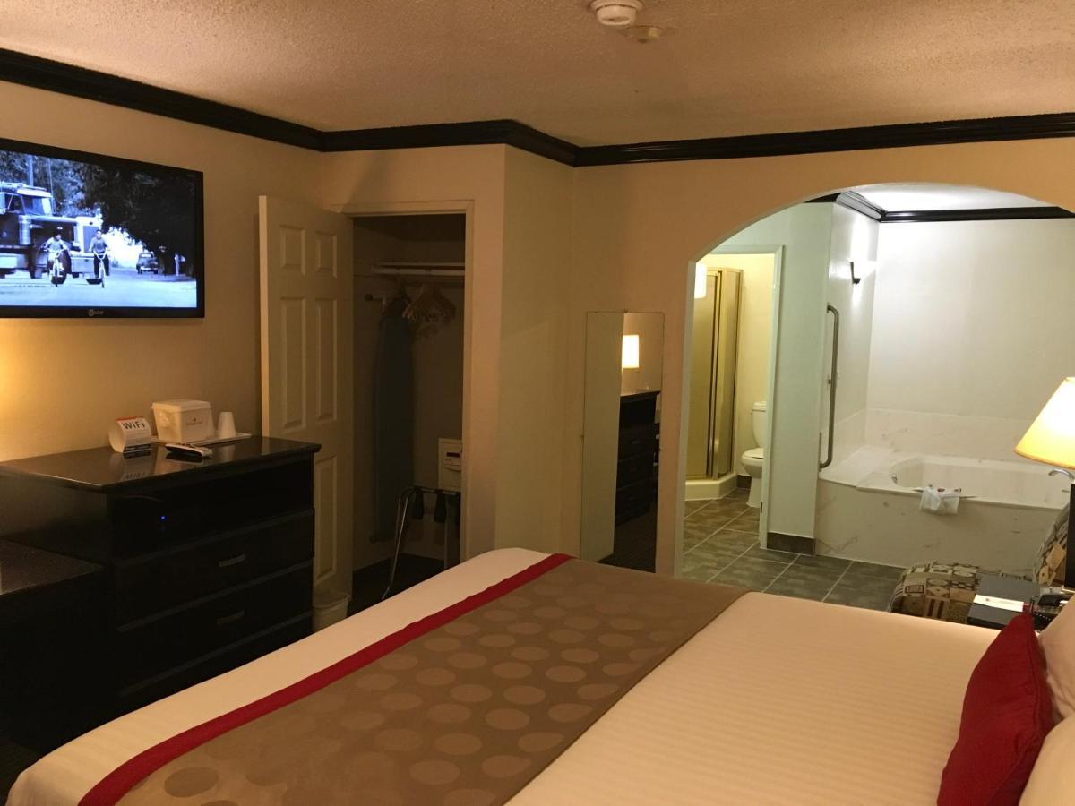 Ramada By Wyndham Ontario Hotell Eksteriør bilde