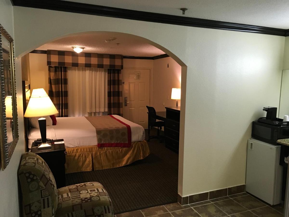Ramada By Wyndham Ontario Hotell Eksteriør bilde